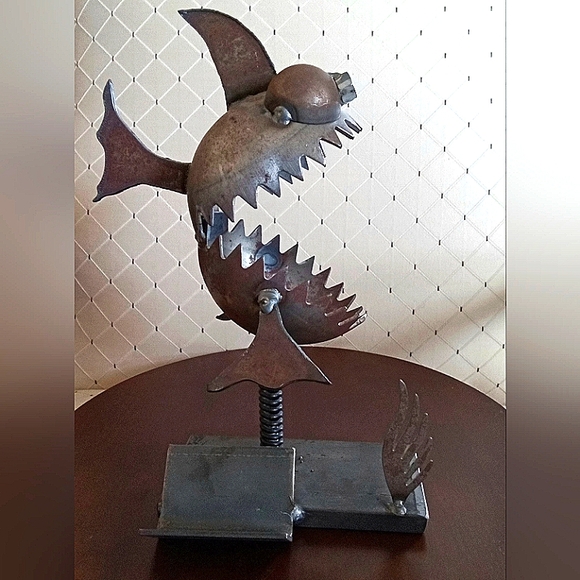 METAL  SCULPTURE CARD HOLDER FISH - Picture 1 of 4